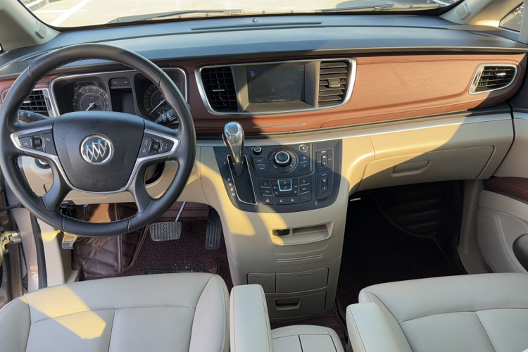 别克GL8 2018款 28T 尊贵型 国VI中控内饰7004