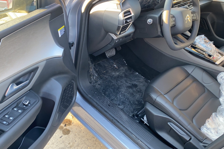 雪铁龙 凡尔赛C5 X 2025款 1.6T 海外版中控内饰7002