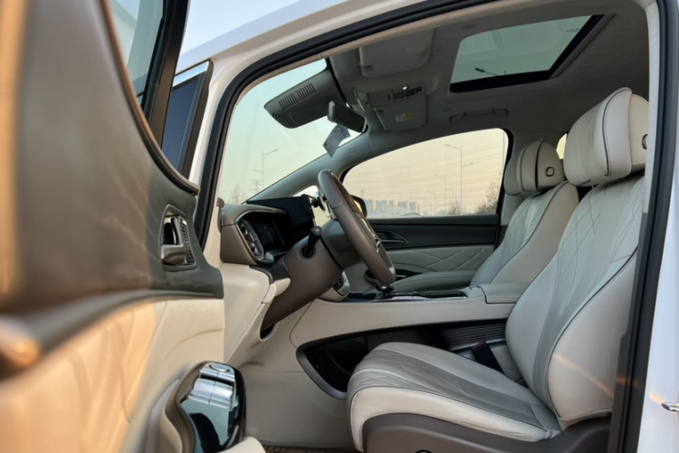 腾势D9 2022款 DM-i 970 四驱旗舰型中控内饰7002