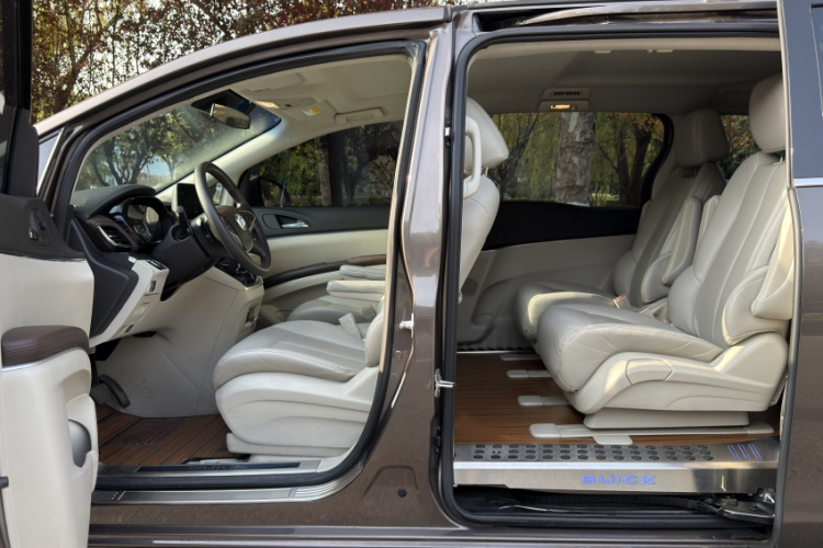 别克GL8 2023款 陆上公务舱 智享型中控内饰7001