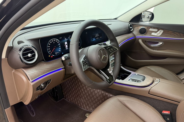 奔驰E级 2023款 改款 E 300 L 时尚型中控内饰7002