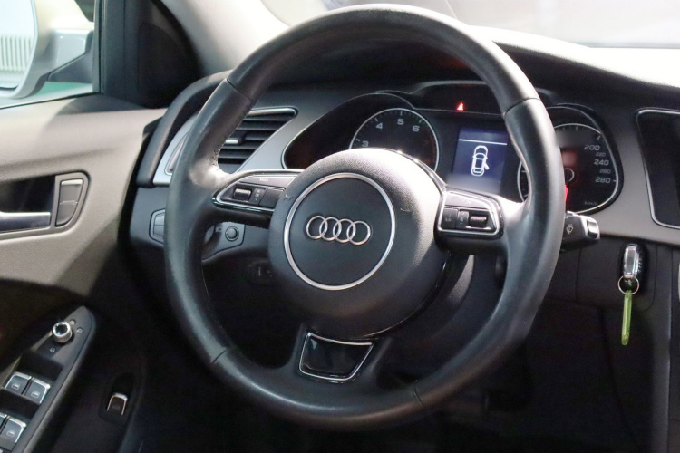 奥迪A4L 2016款 35 TFSI 典藏版 自动标准型中控内饰7002