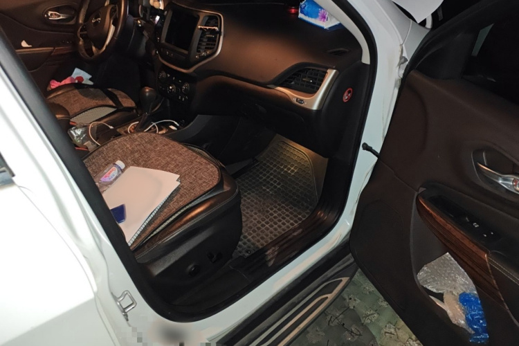 Jeep 自由光 2016款 2.0L 优越版局部细节9005