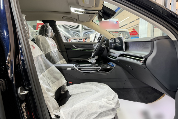 红旗H9 2025款 2.0T 两驱旗享豪华商务版 5座中控内饰7006