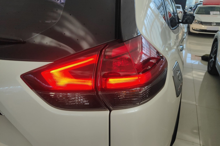 日产 奇骏 2021款 2.0L CVT 2WD XL ITS智联舒适版车身外观9