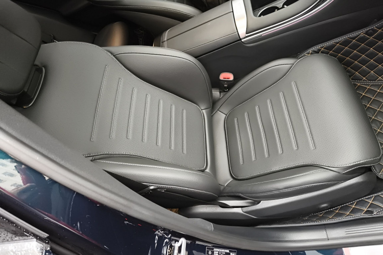 奔驰C级 2023款 改款 C 260 L 运动版局部细节41