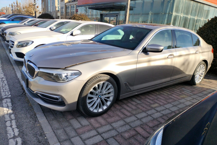 宝马5系 2019款 530Li 领先型 豪华套装车身外观4