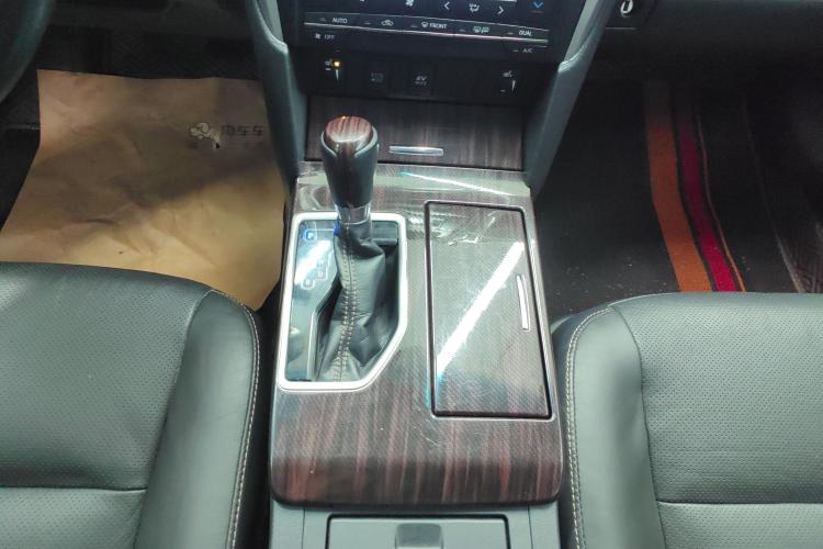 丰田 凯美瑞 2016款 双擎 2.5HG 十周年纪念豪华导航版中控内饰18