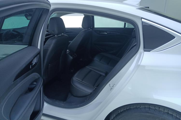 别克 君威 2024款 25T 超享版中控内饰21