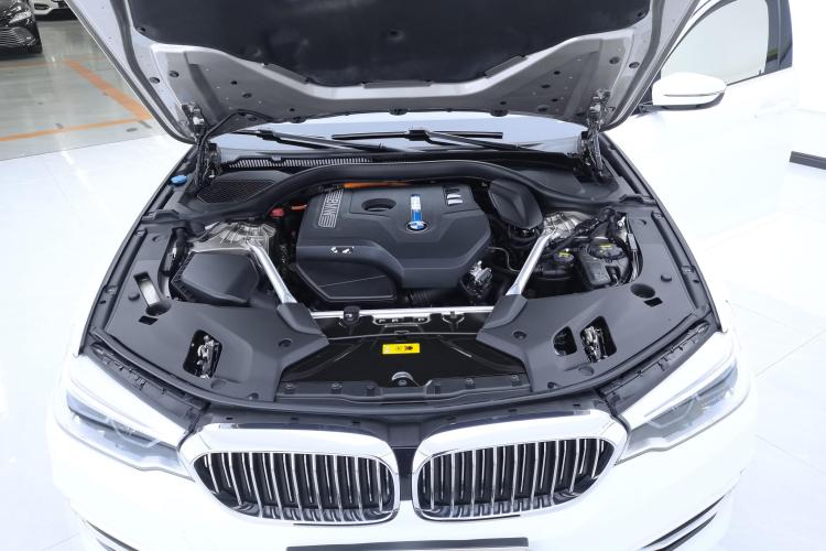 宝马5系新能源 2020款 里程升级版 530Le 豪华套装机舱底盘24