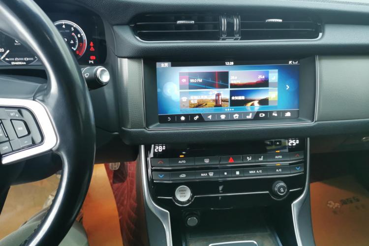 捷豹XFL 2018款 XFL 2.0T 250PS 豪华版中控内饰16