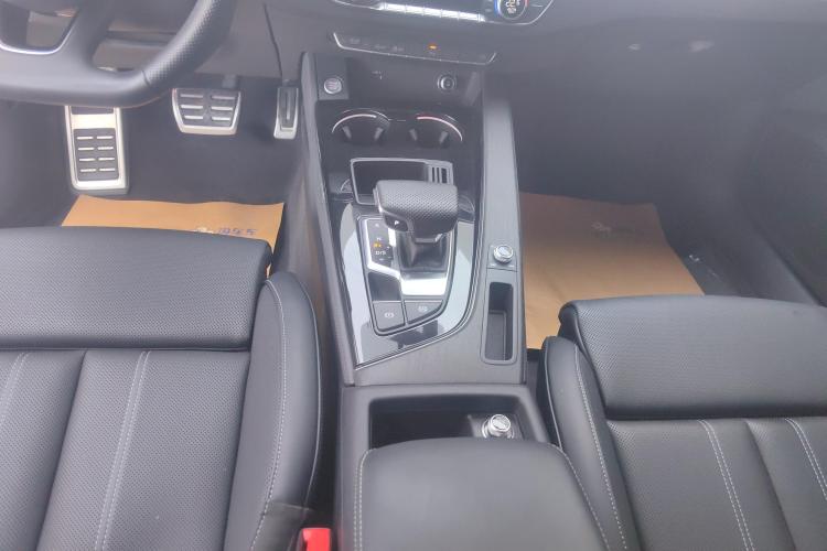 奥迪A4L 2024款 40 TFSI 豪华动感型中控内饰18