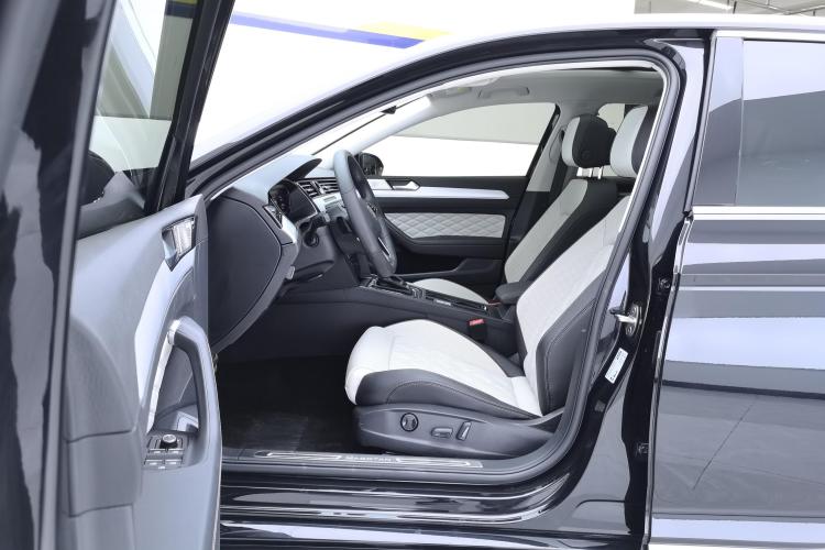 大众 迈腾 2023款 200万辆纪念版 330TSI DSG豪华型中控内饰19