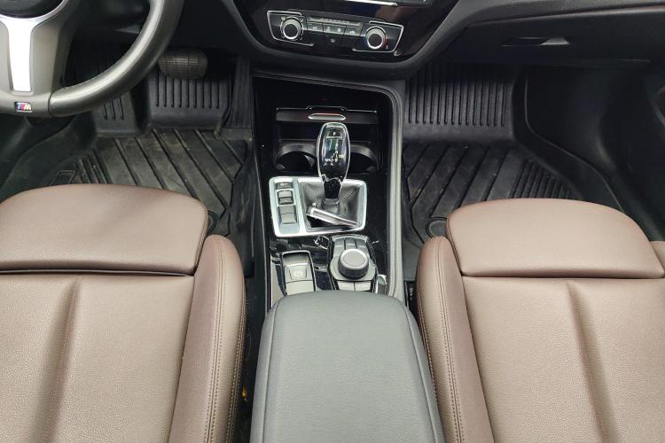 宝马1系 2020款 125i 领先型M运动套装中控内饰18