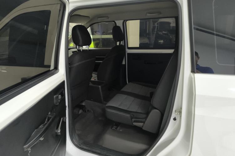 五菱汽车 五菱宏光PLUS 2020款 1.5L 手动标准型 7座中控内饰21