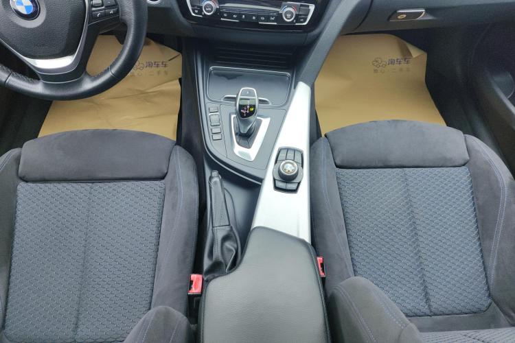 宝马3系 2017款 320i M运动型中控内饰18