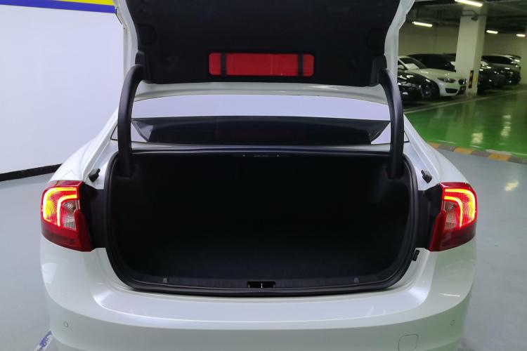 沃尔沃S60 2019款 S60L 改款 T5 智驭菁英版机舱底盘23
