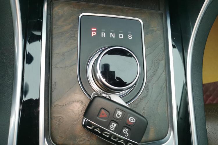 捷豹XFL 2018款 XFL 2.0T 250PS 豪华版中控内饰18