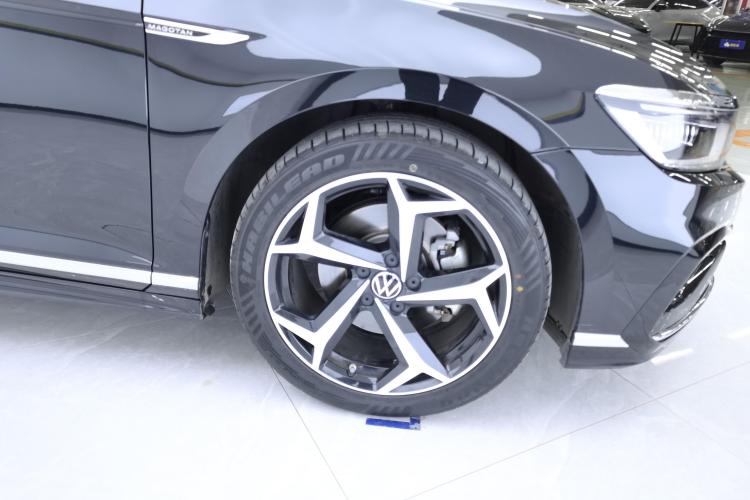 大众 迈腾 2023款 200万辆纪念版 330TSI DSG豪华型车身外观10