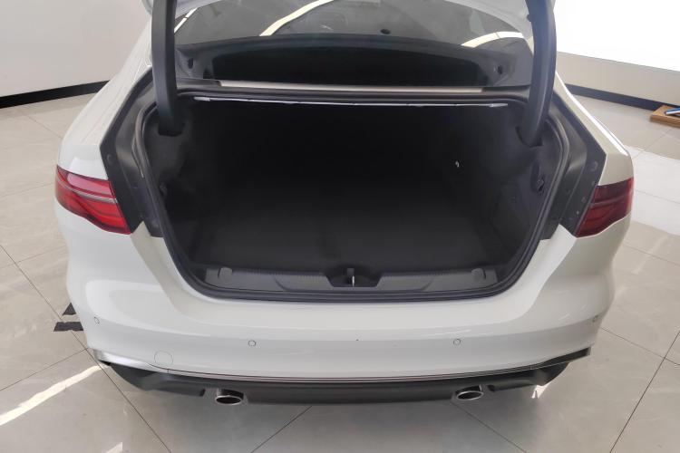 捷豹XEL 2020款 2.0T 200PS S进取优雅版机舱底盘23