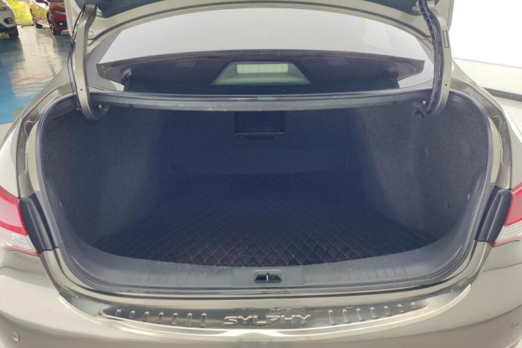 日产 轩逸 2018款 经典 1.6XE CVT舒适版机舱底盘23