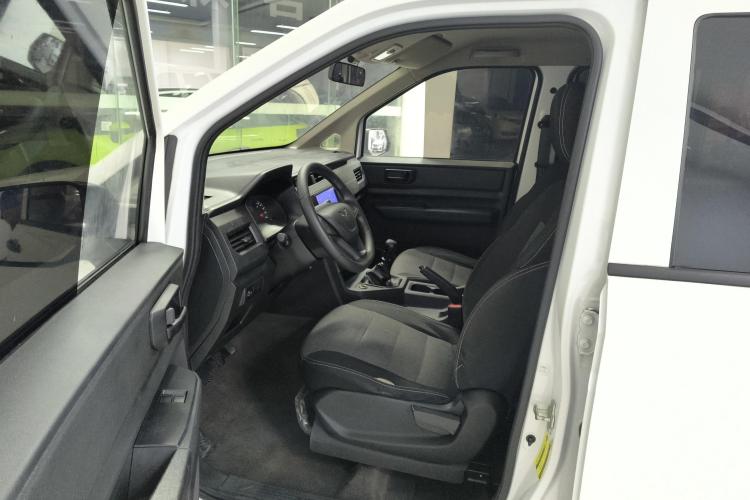 五菱汽车 五菱宏光PLUS 2020款 1.5L 手动标准型 7座中控内饰19