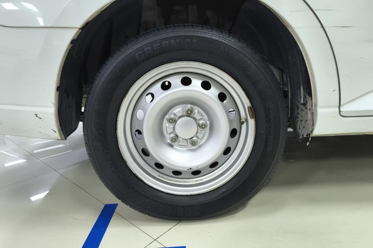 五菱汽车 五菱宏光PLUS 2020款 1.5L 手动标准型 7座车身外观10