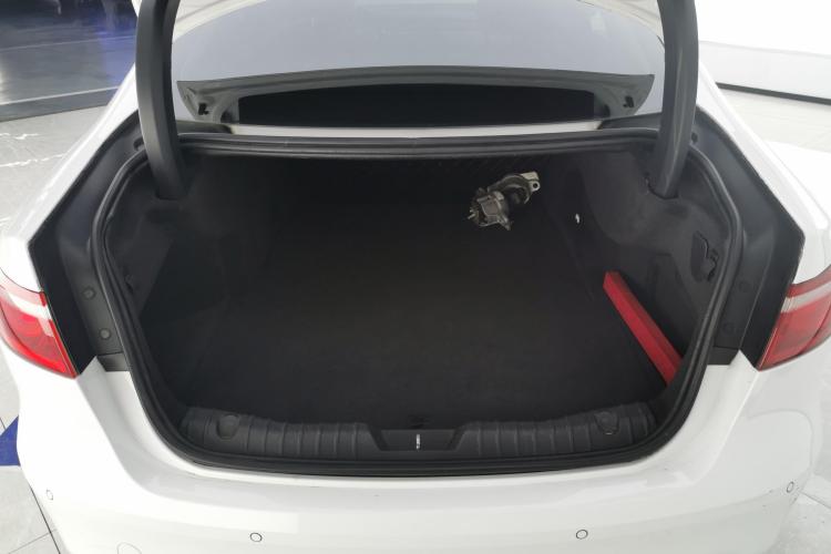 捷豹XFL 2018款 XFL 2.0T 250PS 豪华版机舱底盘23