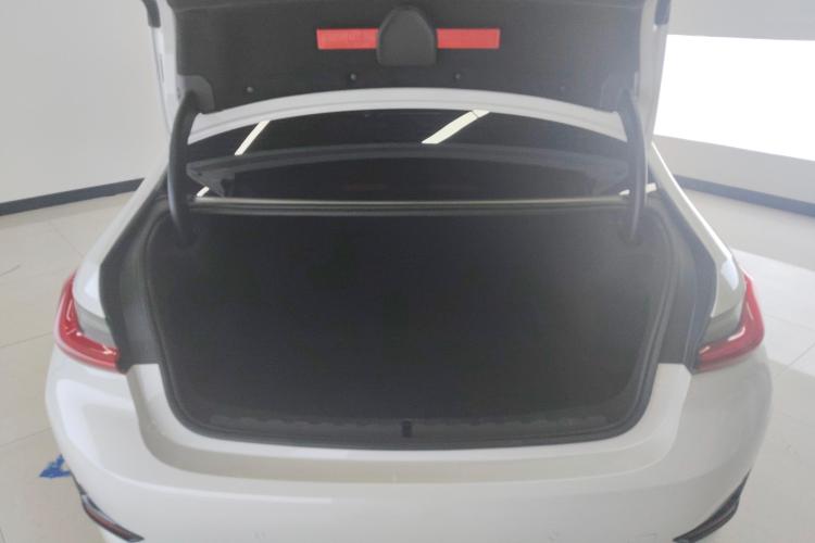 宝马3系 2020款 320i 运动套装机舱底盘23