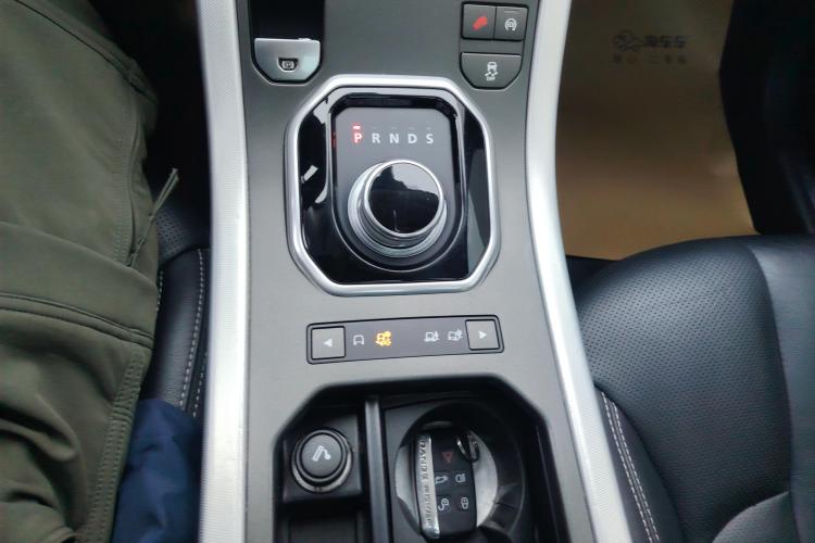 路虎 揽胜极光(进口) 2014款 2.0T 5门耀动版中控内饰18