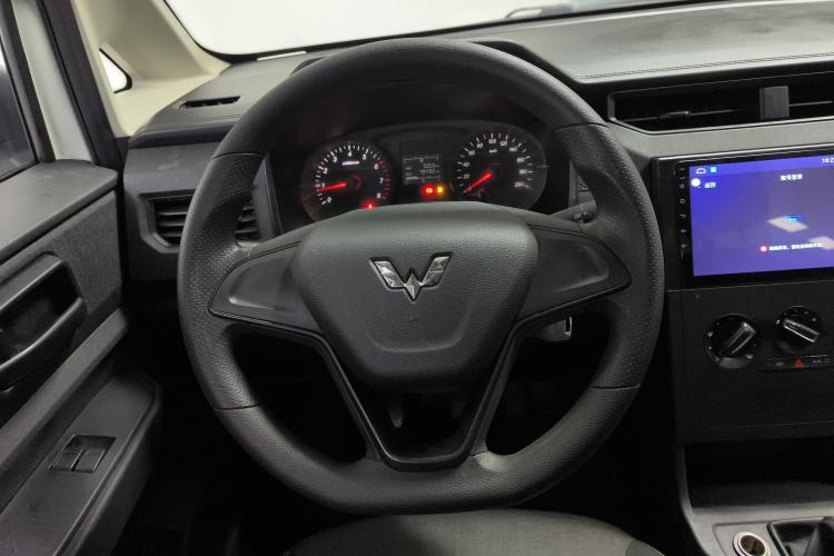 五菱汽车 五菱宏光PLUS 2020款 1.5L 手动标准型 7座中控内饰13