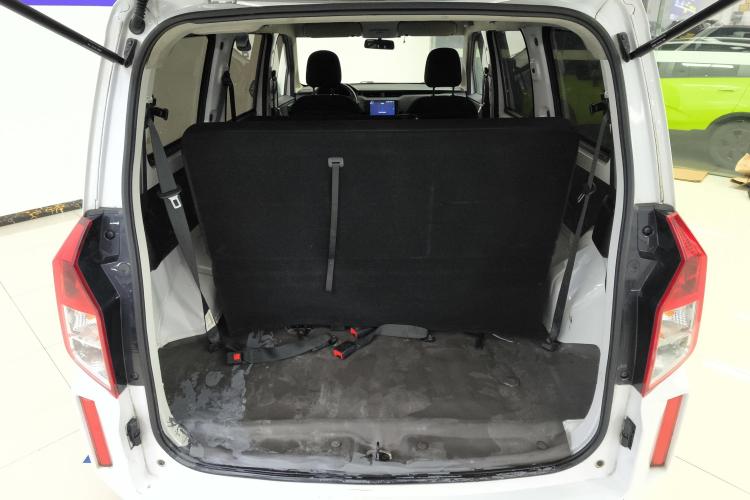 五菱汽车 五菱宏光PLUS 2020款 1.5L 手动标准型 7座机舱底盘23