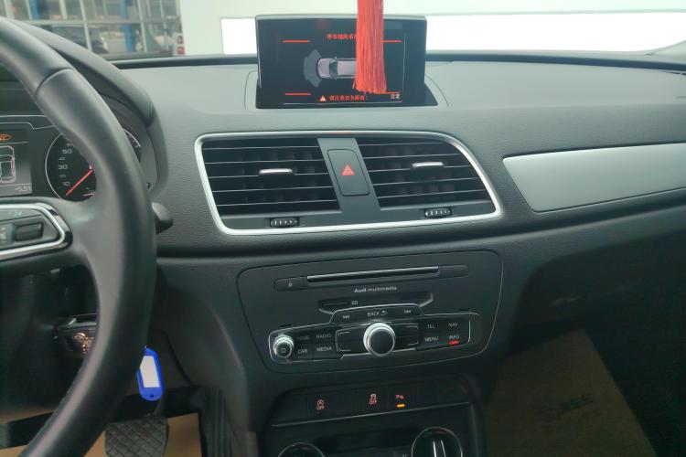 奥迪Q3 2018款 30周年年型 30 TFSI 时尚型中控内饰16