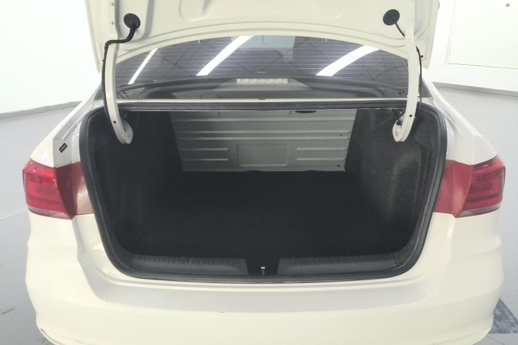 大众 桑塔纳 2021款 1.5L 手动风尚版机舱底盘23