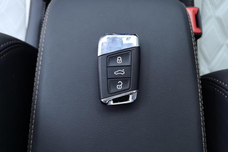 大众 迈腾 2023款 200万辆纪念版 330TSI DSG豪华型中控内饰11