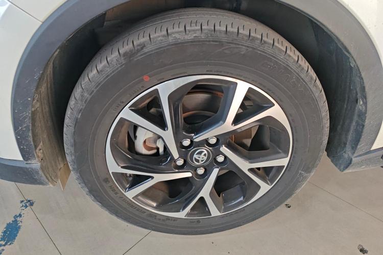 丰田C-HR 2020款 2.0L 领先版车身外观10