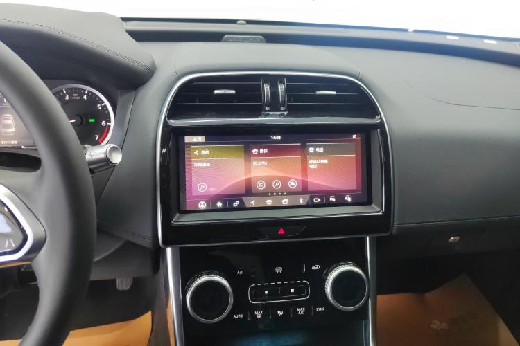 捷豹XEL 2020款 2.0T 200PS S进取优雅版中控内饰16
