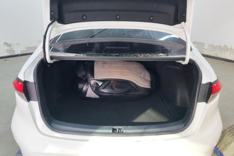 丰田 雷凌 2023款 185T CVT豪华版机舱底盘23