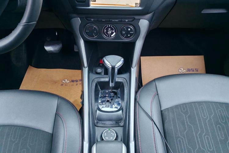 雪铁龙C3-XR 2018款 230THP 自动智能型中控内饰18
