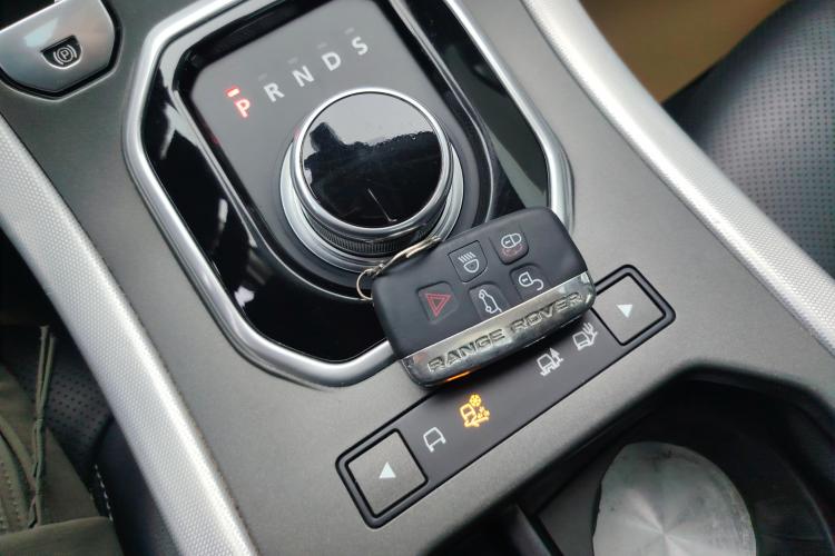 路虎 揽胜极光(进口) 2014款 2.0T 5门耀动版中控内饰11