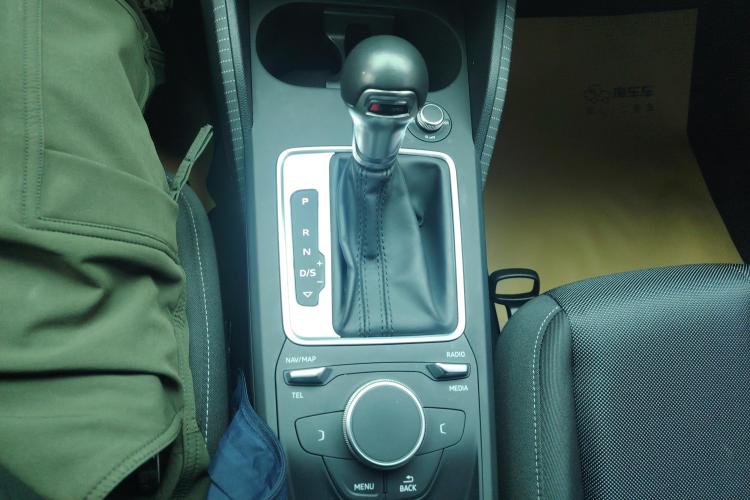 奥迪Q2L 2018款 35 TFSI 上市专享版 国VI中控内饰18