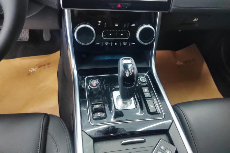 捷豹XEL 2020款 2.0T 200PS S进取优雅版中控内饰18