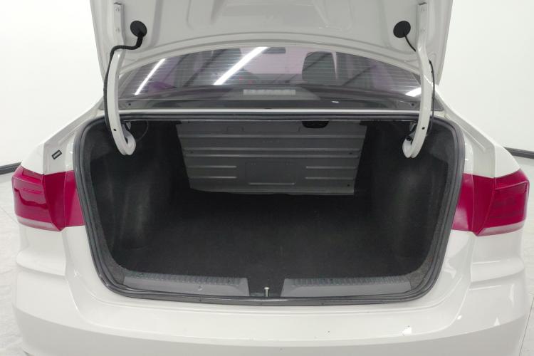 大众 桑塔纳 2021款 1.5L 自动风尚版机舱底盘23