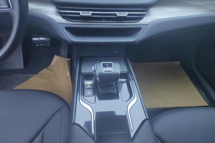 红旗E-QM5 2022款 431km 充电乐享版中控内饰18