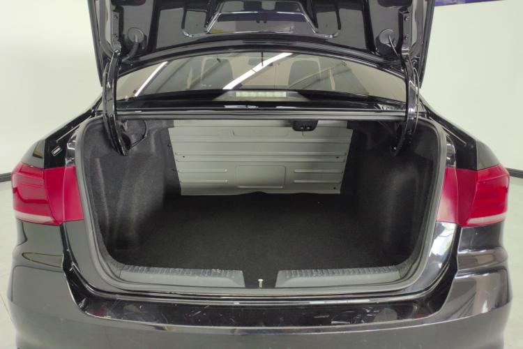 大众 桑塔纳 2016款 1.6L 手动风尚版机舱底盘23