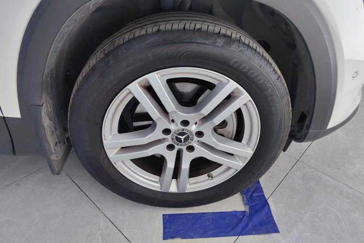 奔驰GLB 2023款 GLB 220 动感型车身外观10