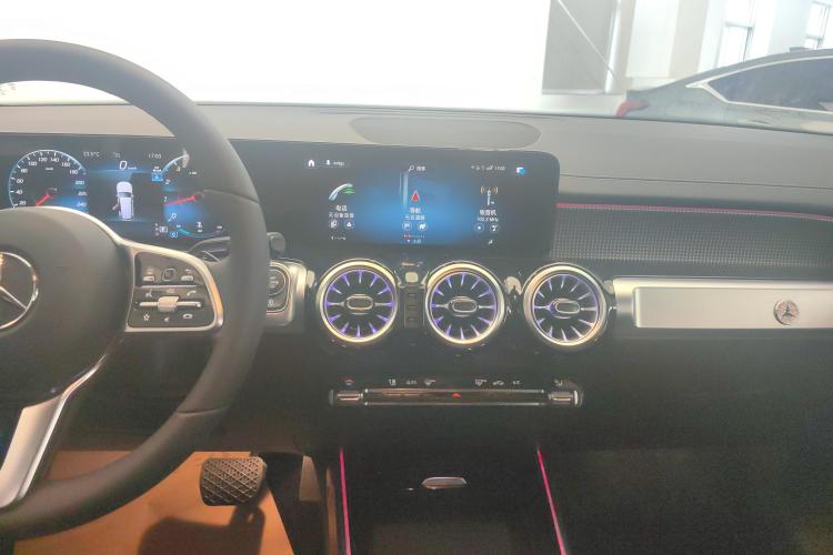 奔驰GLB 2023款 GLB 220 动感型中控内饰16