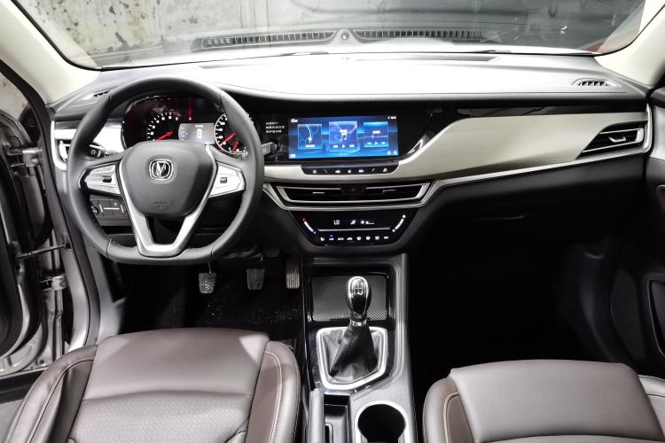 长安CS35PLUS 2019款 1.6L 手动畅联版中控内饰12