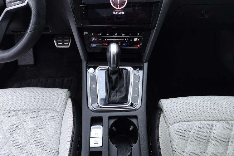 大众 迈腾 2023款 200万辆纪念版 330TSI DSG豪华型中控内饰18