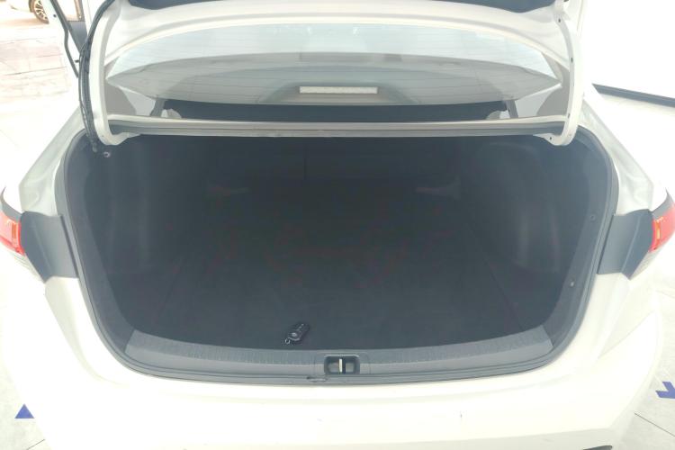 丰田 雷凌 2023款 智能电混双擎 1.8L 领先版机舱底盘23